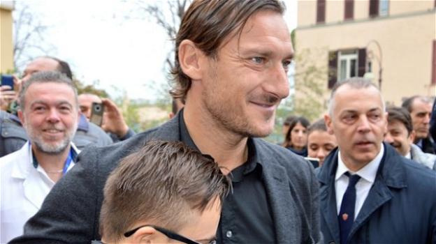 Francesco Totti visita il Bambino Gesù di Roma: "Vi aiuterò a costruire il nuovo ospedale"