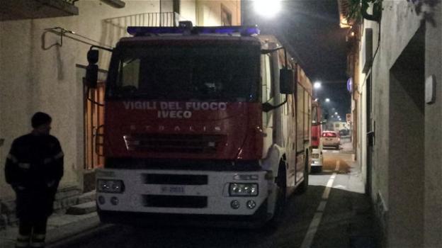 Firenze, incendio nell’appartamento: mamma si lancia nelle fiamme per salvare i figli