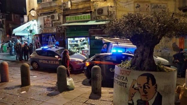 Napoli, commerciante morto d’infarto durante un furto: si costituisce il rapinatore