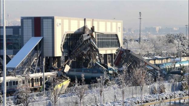 Turchia, tragico scontro tra treno e cavalcavia: almeno 7 morti e 46 feriti
