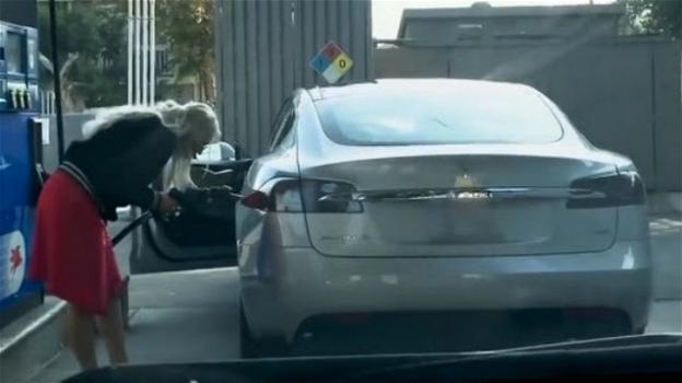 Spopola in rete il video della donna che vuole fare il pieno di benzina alla Tesla