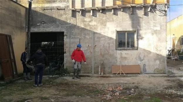 Lecce, un intero paese si mette all’opera per ristrutturare la casa di una famiglia povera