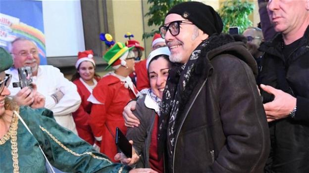 Vasco Rossi, il cantante va a trovare i bambini dell’ospedale Rizzoli: "Qui si trova la verità della sofferenza"