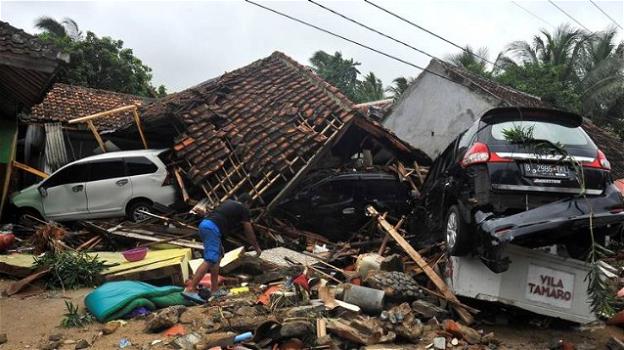 Ancora una volta uno tsunami in Indonesia travolge e distrugge tutto
