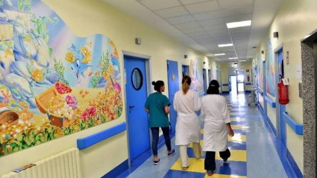Roma, muore bimbo di due anni dopo circoncisione in casa: grave il gemello