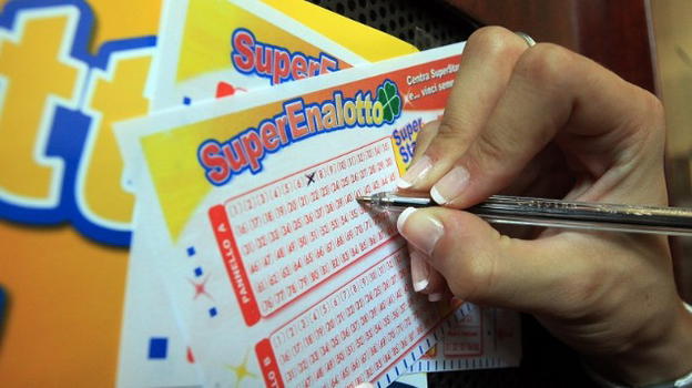 Gioca 3 euro al SuperEnalotto e ne vince 100.00 al concorso 100×100 Sisal per il Natale 2018