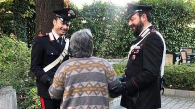 Napoli, 90enne sola il giorno della Vigilia chiama i Carabinieri: "fatemi un po’ di compagnia"