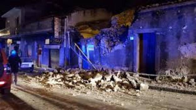 Forte scossa di magnitudo 4.8 a nord di Catania. Paura tra crolli e feriti