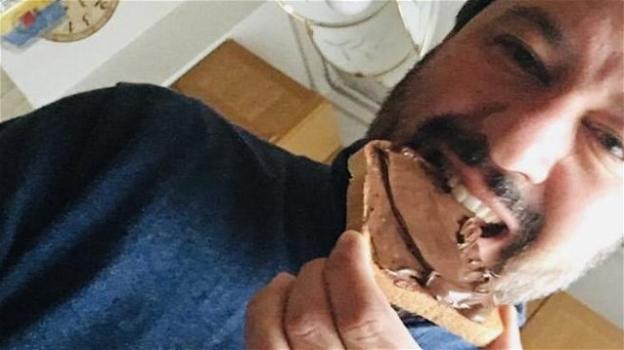 Per colazione Salvini pubblica un selfie con pane e Nutella: il popolo di internet insorge: "A Catania crollano le case"