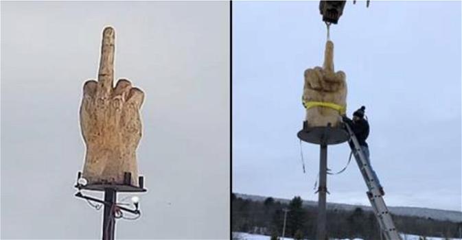 Fa costruire una statua con un dito medio alzato per protestare contro il sindaco della sua città