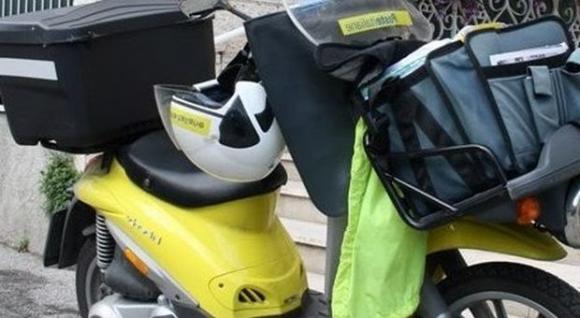 Ruba fari a una macchina ma poi si pente e mentre li sta rimontando passano i Carabinieri