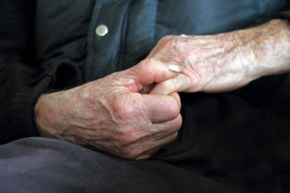 Natale sola in casa, 90enne chiama i Carabinieri: “Per favore, mi fate compagnia? Vorrei solo parlare con qualcuno”