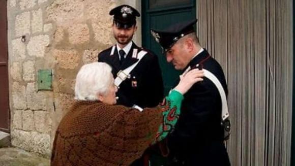 Natale sola in casa, 90enne chiama i Carabinieri: “Per favore, mi fate compagnia? Vorrei solo parlare con qualcuno”