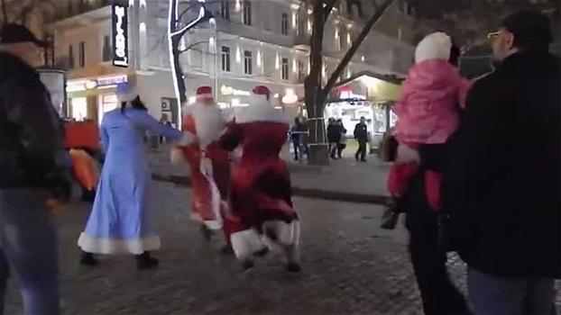 Rissa in strada tra due Babbi Natale: passanti sconvolti