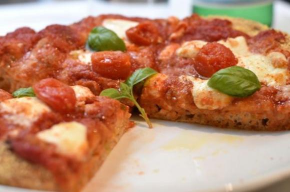 Prezzi esorbitanti per la “pizza” di Cracco: pioggia di insulti sul web