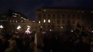 Mille gilet gialli anche a Stoccolma. L’inizio della Rivoluzione dei popoli europei?