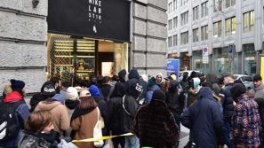 Notte al gelo davanti al negozio Nike a Milano: gente disposta a tutto per un paio di scarpe griffate