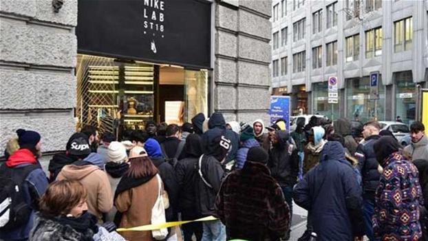 Notte al gelo davanti al negozio Nike a Milano: gente disposta a tutto per un paio di scarpe griffate