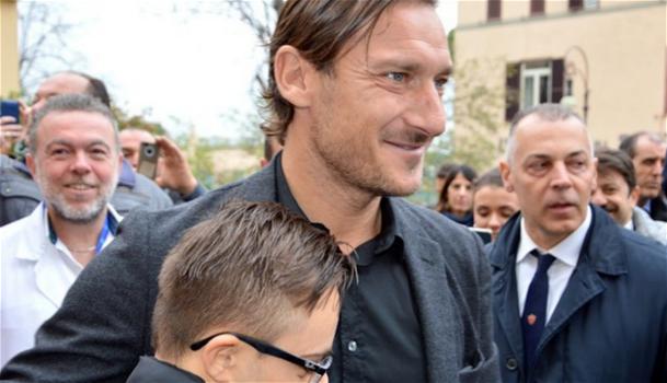 Francesco Totti, visita a sopresa all’Ospedale Bambin Gesù: “Voglio far parte di questa storia”