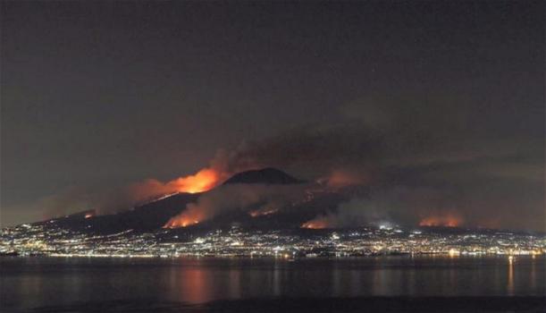 Il Vesuvio potrebbe risvegliarsi, pronto un piano di evacuazione a Pompei: “potrebbe esplodere con una violenza inaudita”