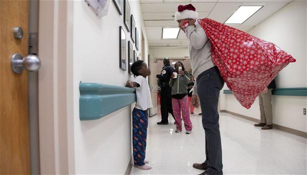 Barack Obama, visita a sorpresa ai bambini malati dell’ospedale pediatrico