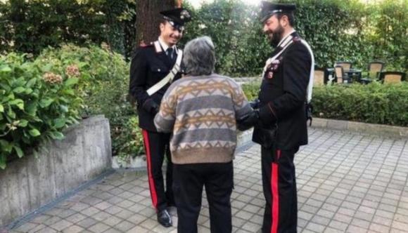 Natale sola in casa, 90enne chiama i Carabinieri: “Per favore, mi fate compagnia? Vorrei solo parlare con qualcuno”