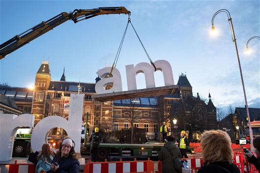 Amsterdam, la fine di un’era: rimossa la scritta bianca e rossa