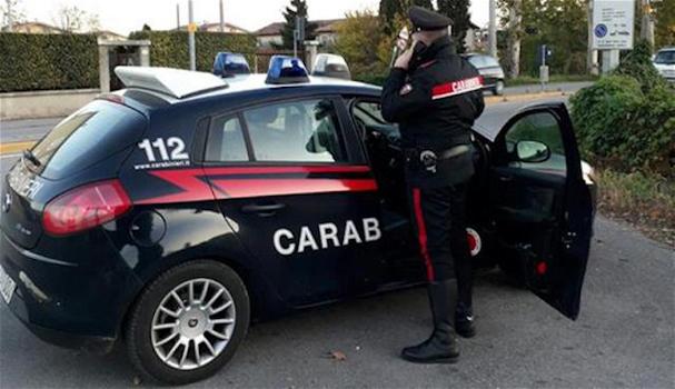 Fermato senza patente mette 50€ in mano al carabiniere: arrestato