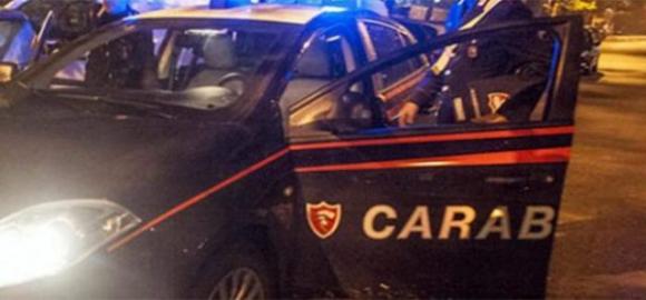 Ruba fari a una macchina ma poi si pente e mentre li sta rimontando passano i Carabinieri