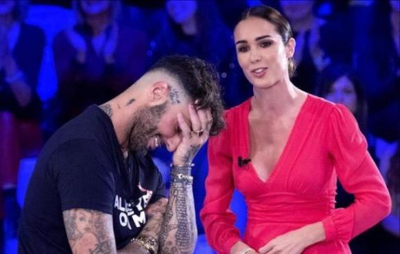 Fabrizio Corona picchiato dai pusher a Rogoredo. È tutta una farsa? Un dettaglio non convince: “Sei un pagliaccio”