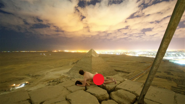 Una coppia fa sesso in cima a una piramide. La foto scatenano il web