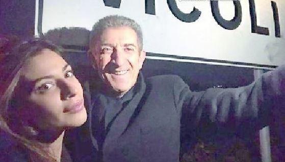Ezio Greggio, Natale in Abruzzo a conoscere i genitori della fidanzata 26enne