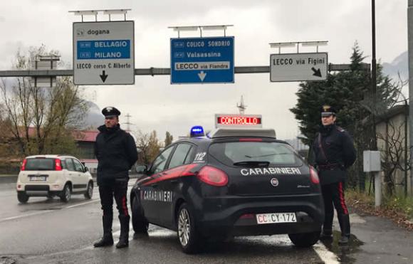 Ruba fari a una macchina ma poi si pente e mentre li sta rimontando passano i Carabinieri