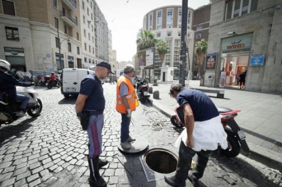 Napoli, sbucano dalle fogne e rapinano ufficio postale