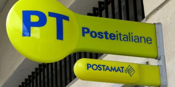 Napoli, sbucano dalle fogne e rapinano ufficio postale