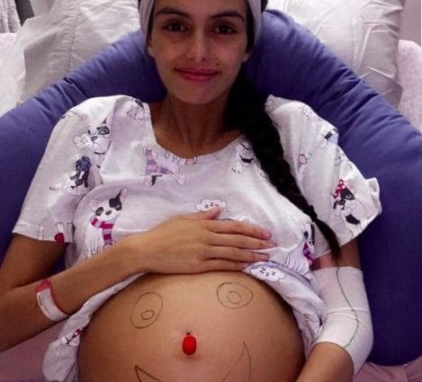 Malata di tumore a 19 anni, interrompe le cure per far nascere suo figlio: muoiono entrambi