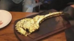 Ribery posta il video di una bistecca ricoperta d&#8217;oro: è polemica.