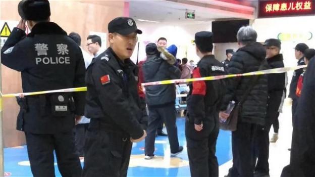 Cina, 20 bambini delle elementari accoltellati da un uomo