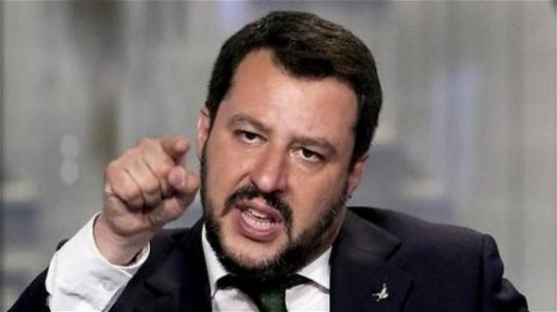 Conte accetta di accogliere 15 migranti. Ma Salvini fa muro: "Qui non scenderà nessuno"
