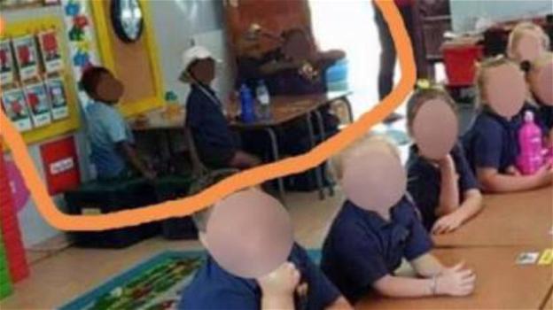 Bambini di colore isolati in un banco in un angolo: scuola sudafricana scatena l’indignazione collettiva