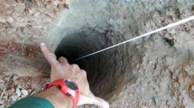 Spagna, bambino intrappolato in un pozzo da due giorni: si scava un tunnel per salvarlo