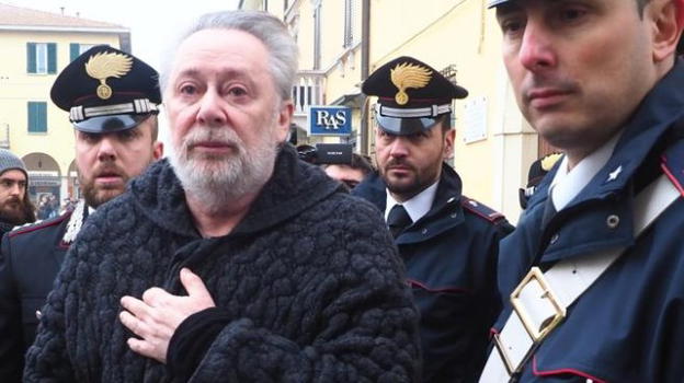 Milano, Lele Mora picchiato e derubato di 40 mila euro in un campo rom: doveva comprare una partita di champagne