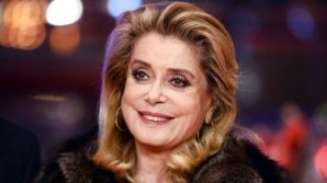 Il 24 gennaio, l’attrice Deneuve mette all’asta i suoi gli abiti di Yves-Sant-Lauren.