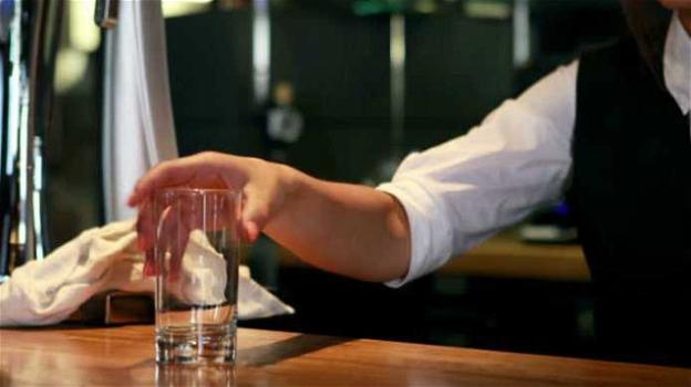 Lecce, 28enne ordina dell’acqua al bar ma beve detersivo. Asportato lo stomaco