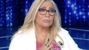 Domenica In, Mara Venier attaccata dal PD dopo il saluto all’anziano fascista: la conduttrice costretta a scusarsi