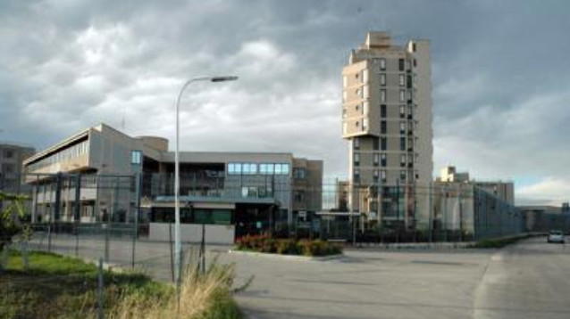 Detenuto cerca di avvicinare Vescovo con una lametta