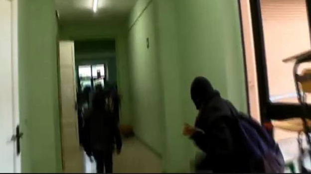 Pisa, studenti incappucciati devastano la scuola: ripresi mentre urinano nelle aule