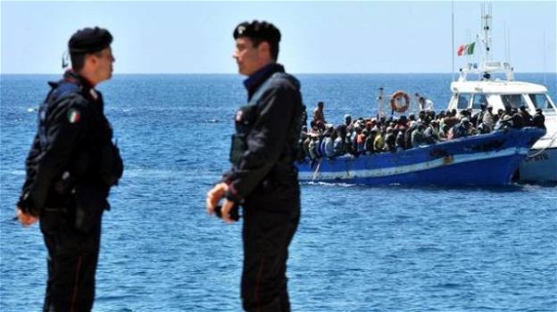 Migranti, l’allarme dei servizi segreti: "Gli scafisti cercano la strage"