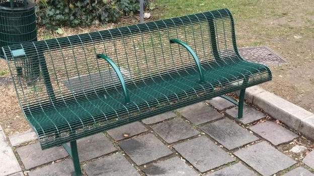 Il PD protesta contro le panchine razziste e discriminanti: “Togliete i braccioli, i migranti devono poterci dormire”