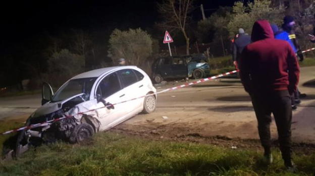 Tragico scontro tra due autovetture ai confini tra Esperia e Pontecorvo. Il bilancio: un morto e due feriti gravi